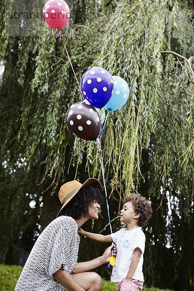 Sohn Luftballon Ballon Bündel halten Mutter - Mensch