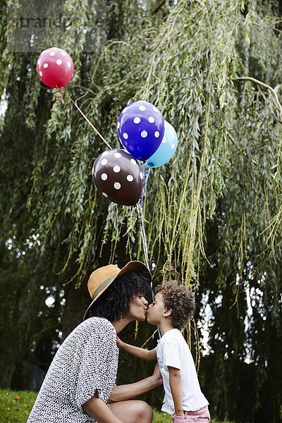 Sohn Luftballon Ballon Bündel halten Mutter - Mensch