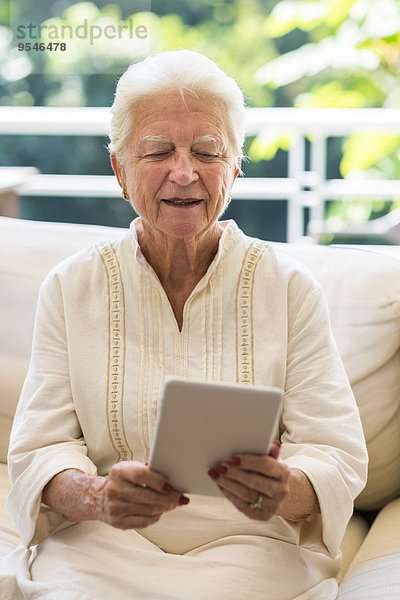 Porträt einer älteren Frau mit digitalem Tablett