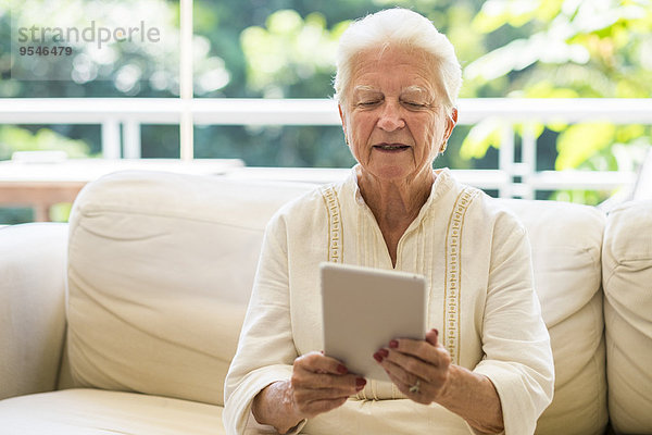 Porträt einer älteren Frau mit digitalem Tablett