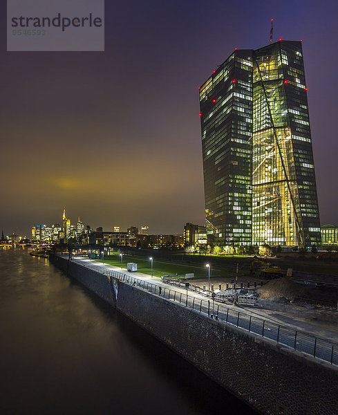 Deutschland  Hessen  Frankfurt  Blick auf die beleuchtete Europäische Zentralbank bei Sonnenuntergang