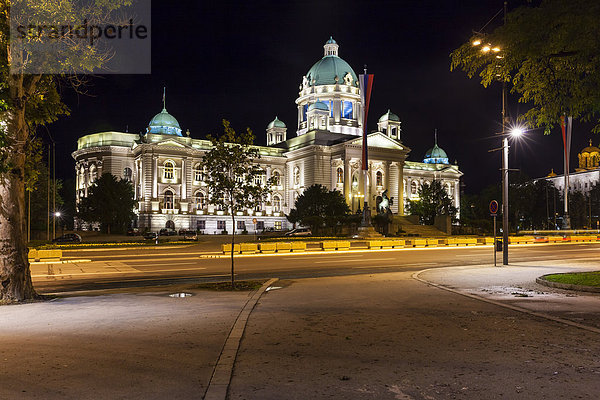 Serbien  Belgrad  Savski Venac  Parlamentsgebäude bei Nacht