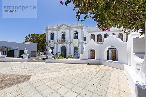 Spanien  Kanarische Inseln  Lanzarote  Haria  Marktplatz mit Statue