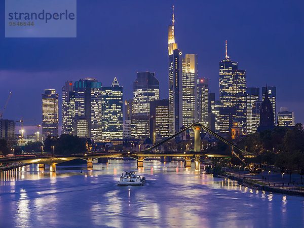 Deutschland  Hessen  Blick auf Frankfurt am Main  Flößerbrücke und Bankenviertel bei Nacht