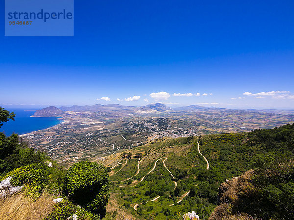 Italien  Sizilien  Provinz Trapani  Erice  Blick auf die Küste  Monte Cofano im Hintergrund  Naturschutzgebiet