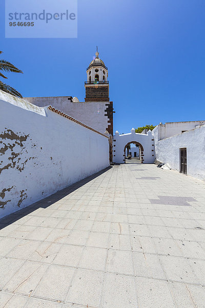 Spanien  Kanarische Inseln  Lanzarote  Teguise  Altstadt  Iglesia Nuestra Senora de Guadalupe und Stadttor