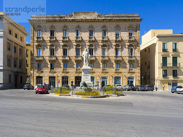 Italien  Sizilien  Trapani  Piazza Garibaldi  Viale Regina Elena  Statue von Giuseppe Garibaldi  ehemaliges Grand Hotel im Hintergrund