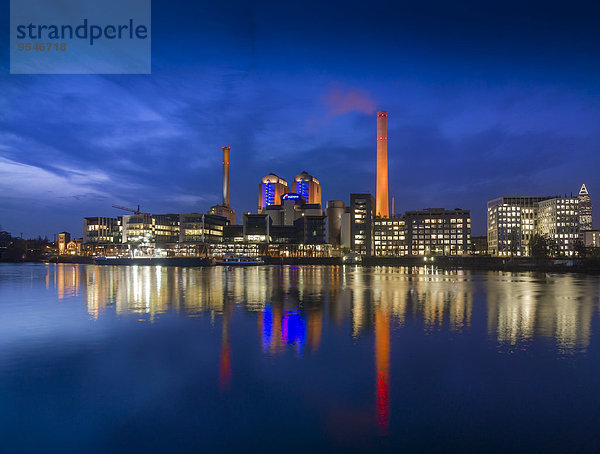 Deutschland  Hessen  Frankfurt  Gutleutviertel  Westhafen  Heizkraftwerk am Abend