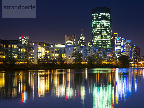 Deutschland  Hessen  Frankfurt  Blick vom Theodor-Stern-Quai  Westhafenturm bei Nacht