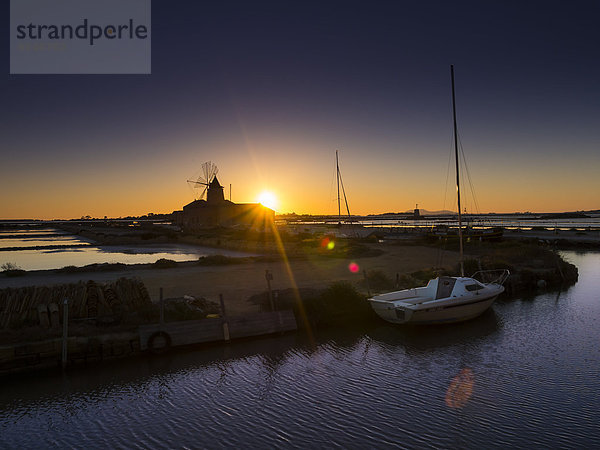 Italien  Sizilien  Laguna dello Stagnone  Marsala  Saline Ettore Infersa Windmühle bei Sonnenuntergang