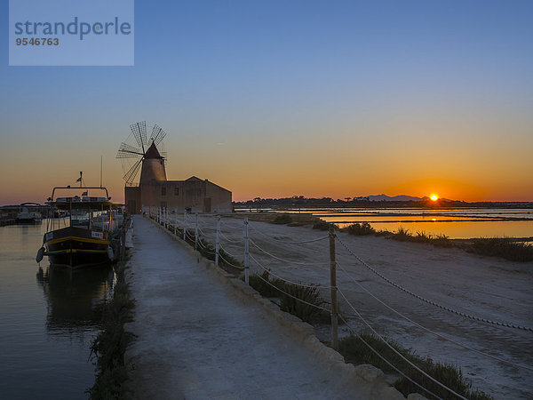 Italien  Sizilien  Laguna dello Stagnone  Marsala  Saline Ettore Infersa Windmühle bei Sonnenuntergang