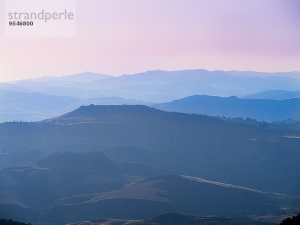 Italien  Sizilien  Provinz Enna  Blick von Enna auf die hügelige Landschaft bei Dämmerung