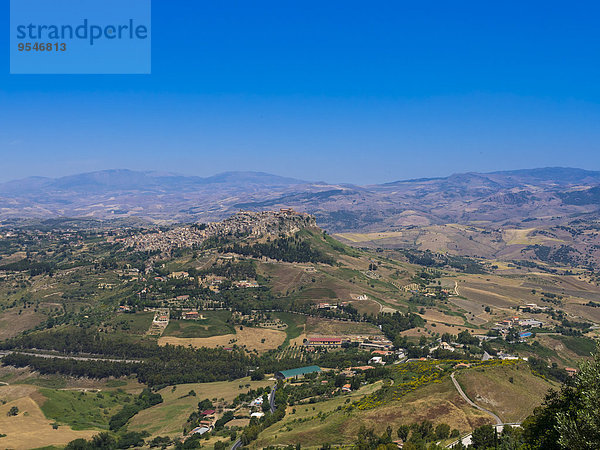 Italien  Sizilien  Blick auf Calascibetta