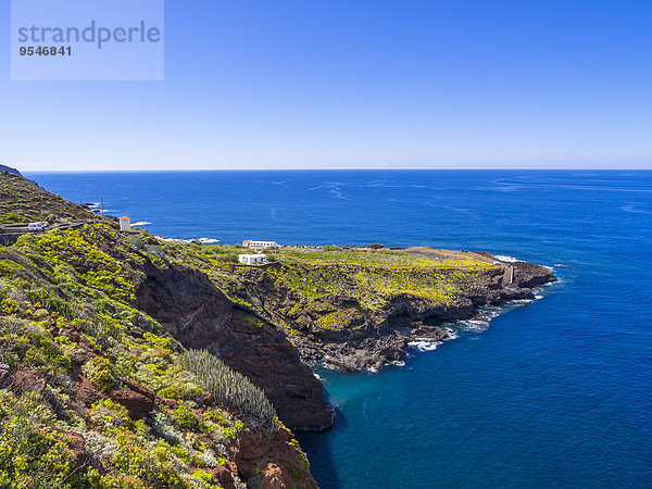 Spanien  Kanarische Inseln  La Palma  Barlovento  La Fajana  Blick auf die Steilküste mit Naturbad