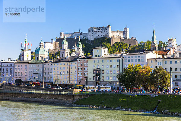 Österreich  Salzburg  Blick auf die Altstadt mit Schloss Hohensalzburg  Salzach