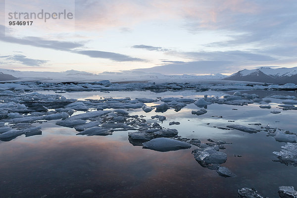 Island  Joekulsarlon  Gletschersee im Abendlicht
