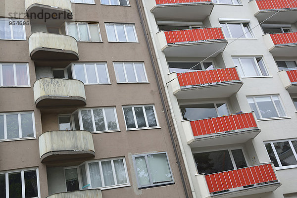 Deutschland  Bayern  München  Hausfassade mit Fenstern und Balkonen im Sixties-Stil