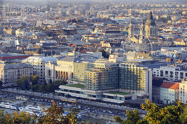 Ungarn  Budapest  Blick auf Stephanskirche und Vigado Konzertsaal