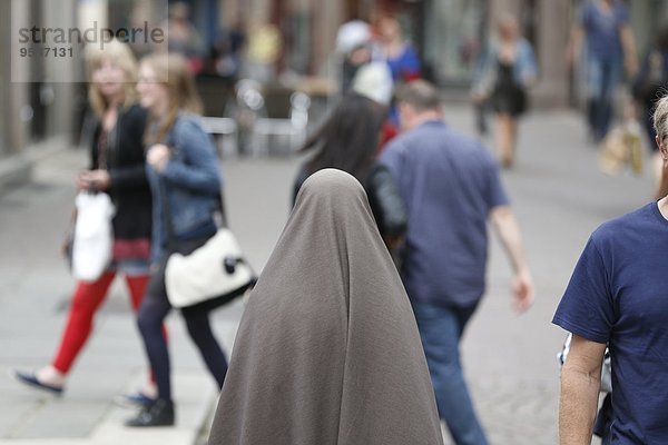 Frau gehen Straße Großstadt Schleier Kleidung Geographie Hidschab Elsass Juni Straßburg