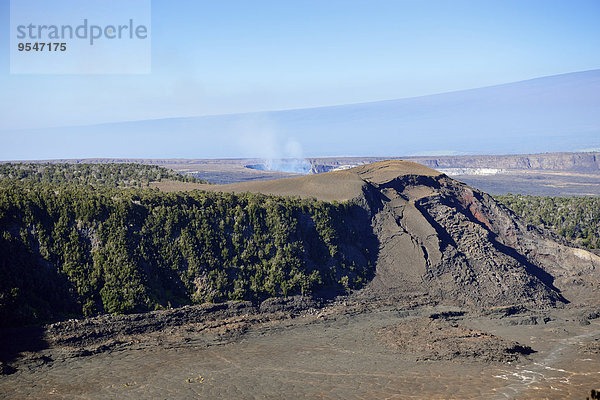 USA  Hawaii  Big Island  Vulkane Nationalpark  Kilauea Iki und Halema'uma'u Krater mit Mauna Loa