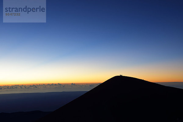 USA  Hawaii  Big Island  Mauna Kea  Blick auf den Gipfel mit Menschen in der Morgendämmerung