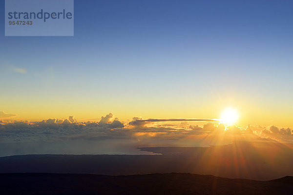 USA  Hawaii  Big Island  Mauna Kea  Sonnenaufgang über Hilo