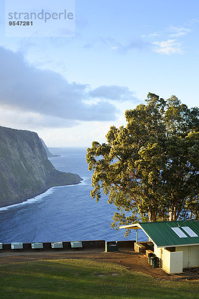 USA  Hawaii  Big Island  Waipio Valley  Blick vom Aussichtspunkt zur Steilküste