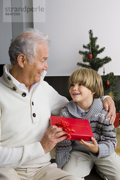 Enkel erhält Weihnachtsgeschenk von seinem Großvater