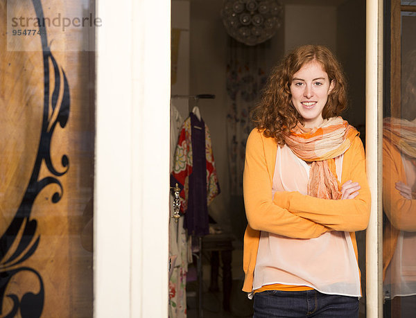 Porträt einer Modedesignerin am Eingang ihres Ateliers