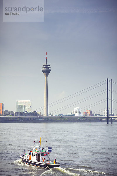 Deutschland  Nordrhein-Westfalen  Düsseldorf  Blick auf den Rheinturm  die Rheinbrücke und den Rhein