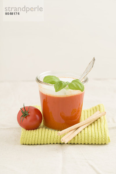 Tomatencremesuppe im Glas  Grissini