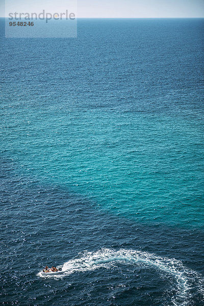 Spanien  Balearen  Menorca  Cala Enturqueta  Blick auf ein Motorboot im Meer