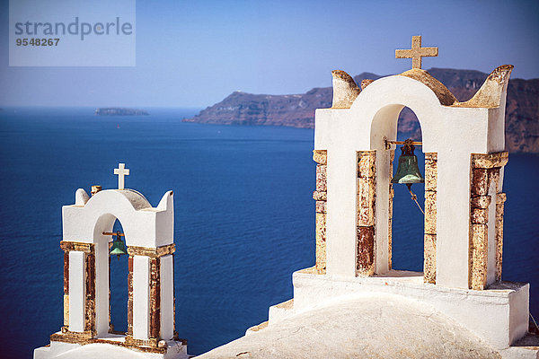 Griechenland  Kykladen  Santorini  Oia  Glockentürme einer Kirche