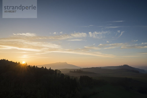 Deutschland  Baden Württemberg  Konstanz  Hegau Landschaft bei Sonnenuntergang mit Hohenstoffeln und Maegdeberg rechts im Herbst