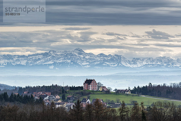 Deutschland  Baden-Württemberg  Landkreis Konstanz  Blick über Bodanrück zum Schloss Freudental  im Hintergrund Schweizer Alpen mit Saentis  Föhnwolken