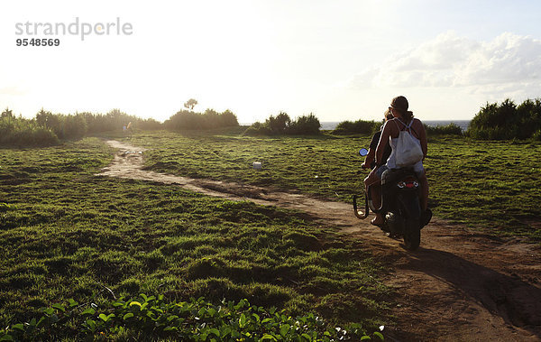 Indonesien  Bali  Nusa Lembongan  zwei Personen  die auf einem Roller fahren