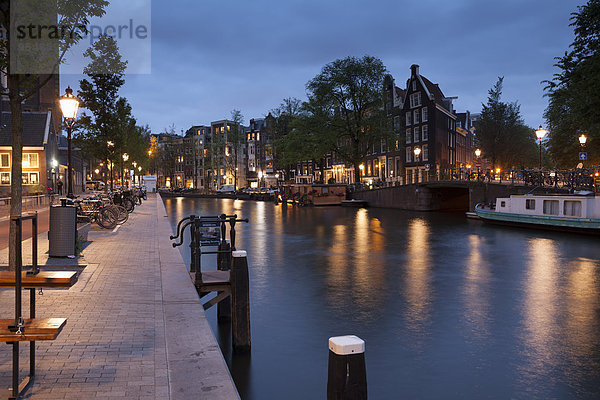 Niederlande  Amsterdam  Blick auf den Stadtkanal bei Abenddämmerung