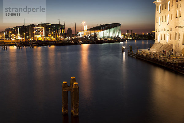 Niederlande  Amsterdam  Schifffahrtsmuseum Nemo am Abend