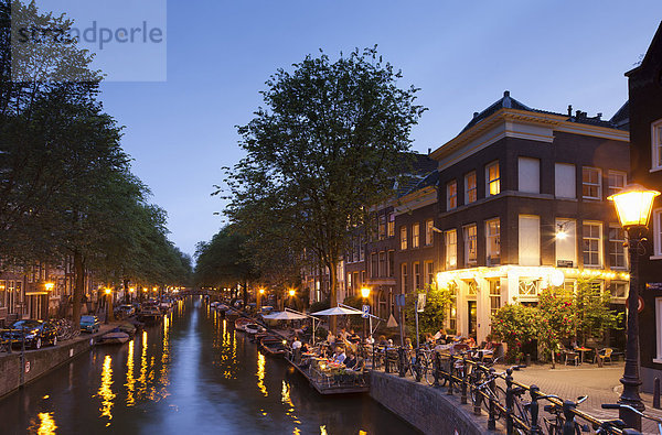 Niederlande  Amsterdam  Restaurant am Kanal am Abend