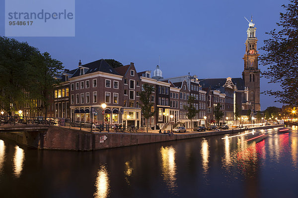 Niederlande  Amsterdam  Prinzenkanal  Kirchturm am Abend