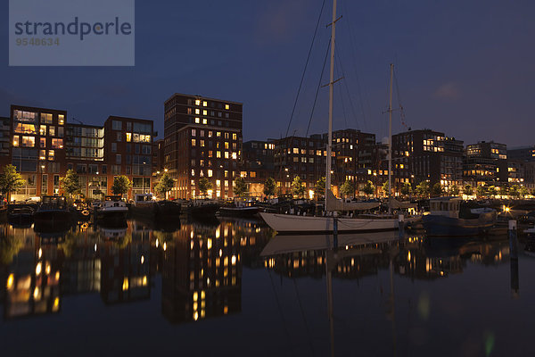 Niederlande  Amsterdam  Kanal und Häuser zur blauen Stunde