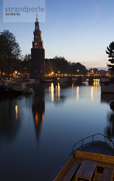 Niederlande  Amsterdam  Snoekjes-Kanal  Kirche am Abend