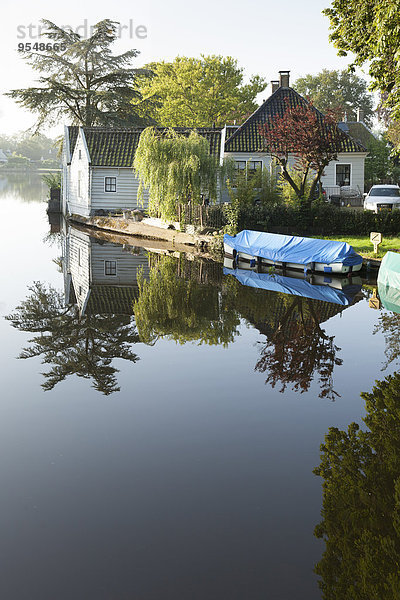 Niederlande  Waterland  Broek  Ijsselmeer  Haus und Boot am Seeufer