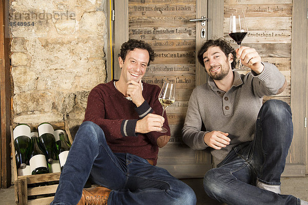 Zwei Männer bei der Weinprobe im Weingut