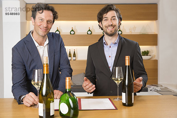 Zwei Verkäufer in einer Weinhandlung
