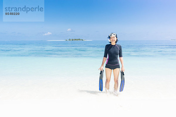 Malediven  Ari Atoll  junge Taucherin aus dem Wasser kommend
