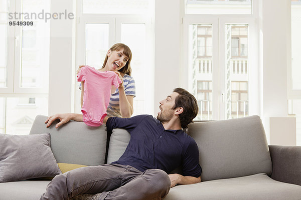 Werdende Eltern mit rosa Babyshirt
