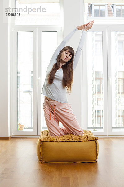 Frau beim Yoga zu Hause