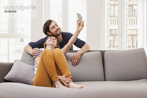 Ein glückliches Paar nimmt Selfie mit nach Hause.