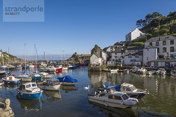 UK  Cornwall  Polperro  Fischerboote im Hafen